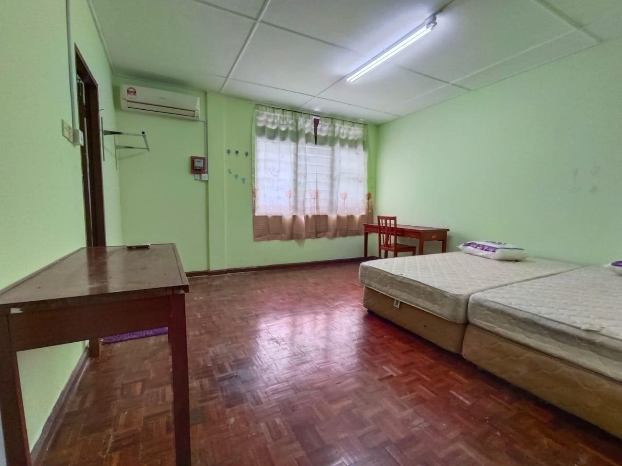 Master Room for Rent! Located at Jalan Wan Alwi