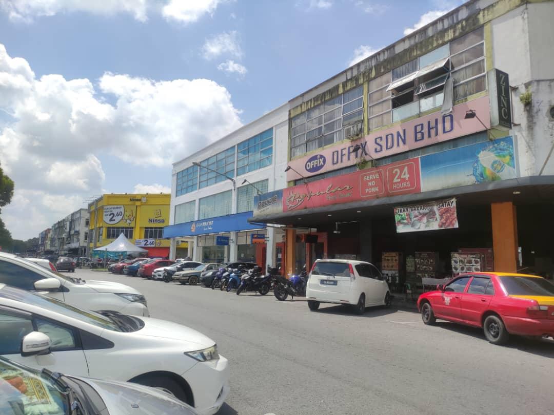 1st Floor Corner 3 Storey Shop house For RENT Located at Matang Emart area