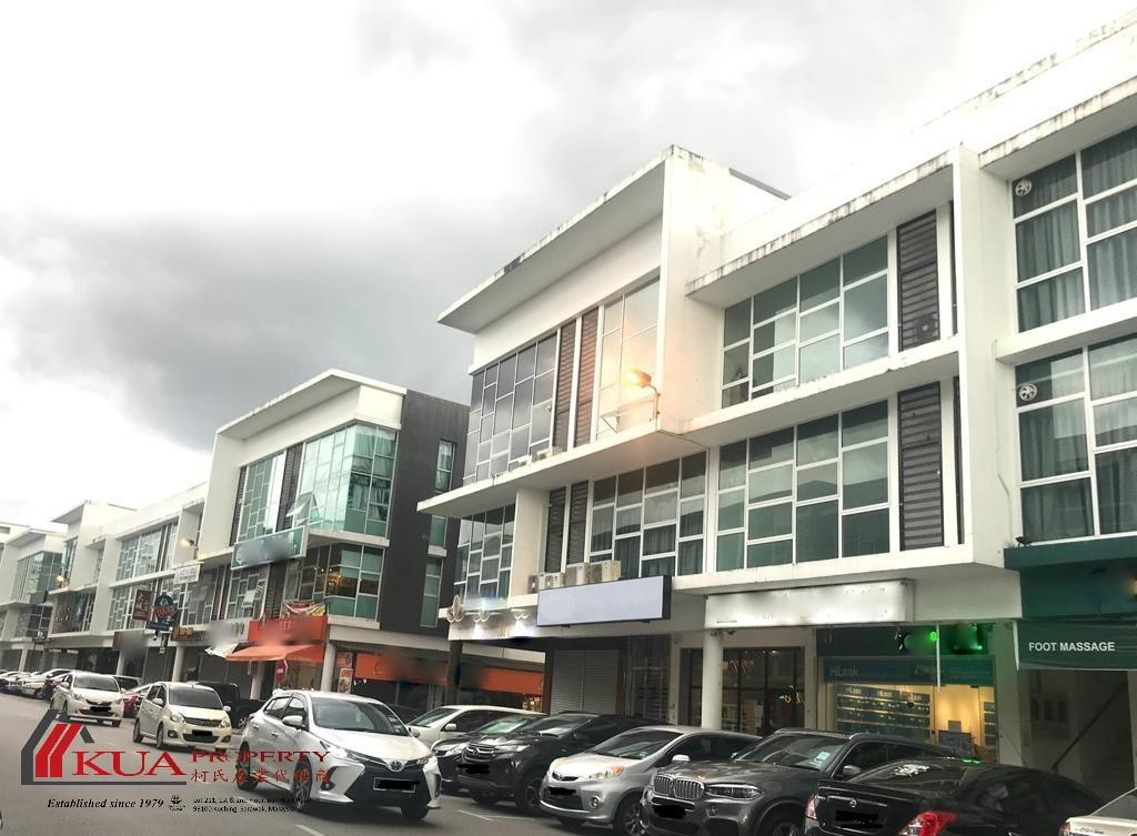 Triple Storey Intermediate Shoplot FOR RENT/SALE! 📍Located at Galacity, Jalan Tun Jugah